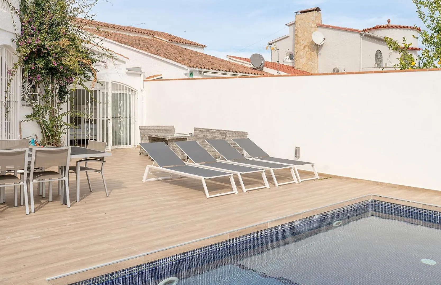 Welcs Casa 122 Emp Con Piscina Y Cerca Del Canal 艾姆布里亚布拉瓦 别墅